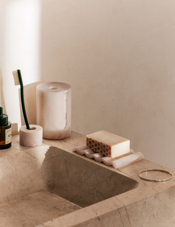 #color::pearl #style::soap-dish #style::cotton-pad-holder #style::toothbrush-holder