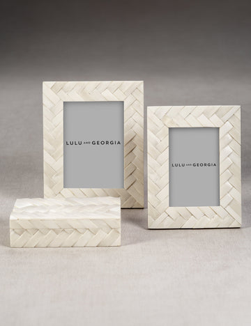 #color::white #size::4--x-6- #size::5--x-7-