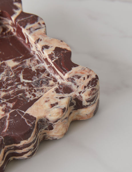 #color::cherry-gold-marble | Close up view of the corner of the 512 long scalloped decorative tray in cherry marble