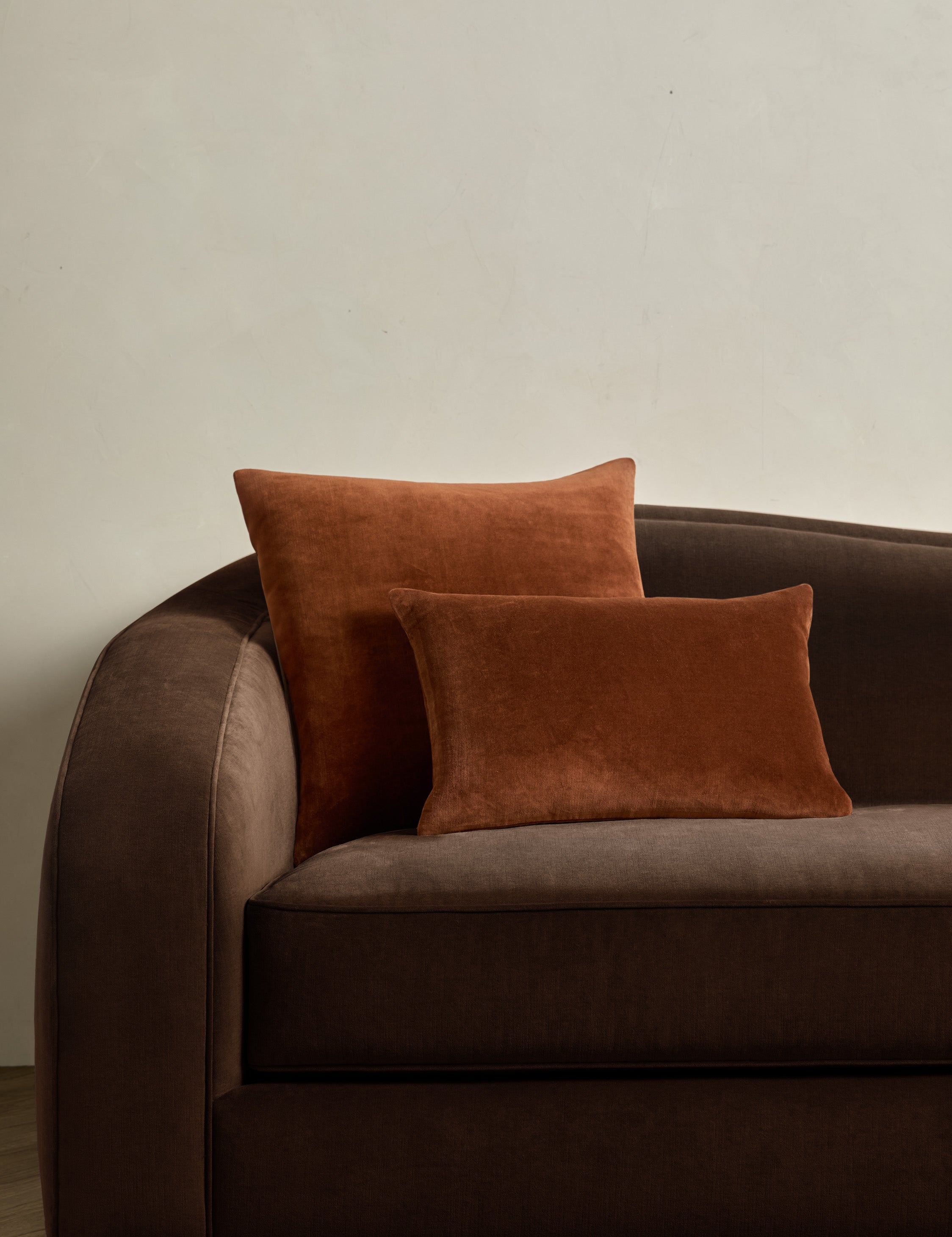 #color:chestnut #style::lumbar #style::square #fill type::with-feather-down-insert  #fill type::pillow-cover-only 