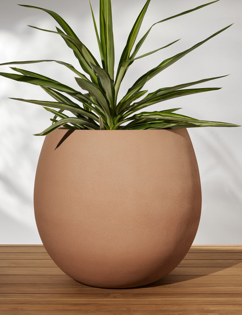 #size::medium | Kenna medium rounded fiberstone planter with plant.