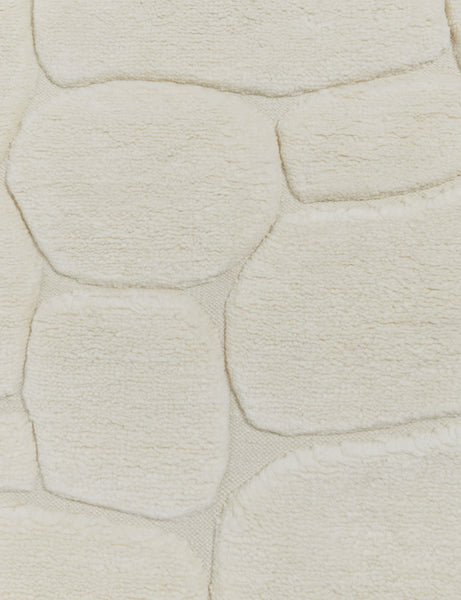 #size::6--x-9- #size::8--x-10- #size::9--x-12- #size::10--x-14- #size::12--x-15- | Close up view of the Kivi raised cobblestone pattern fringe wool area rug
