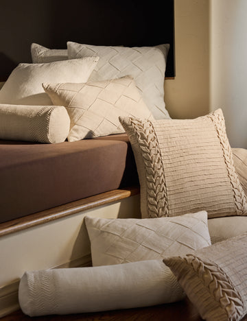 #color::natural #color::ivory #style::square #style::bolster