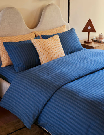 #color::peach #style::square #fill-type::pillow-cover-only #fill-type::with-feather-down-insert