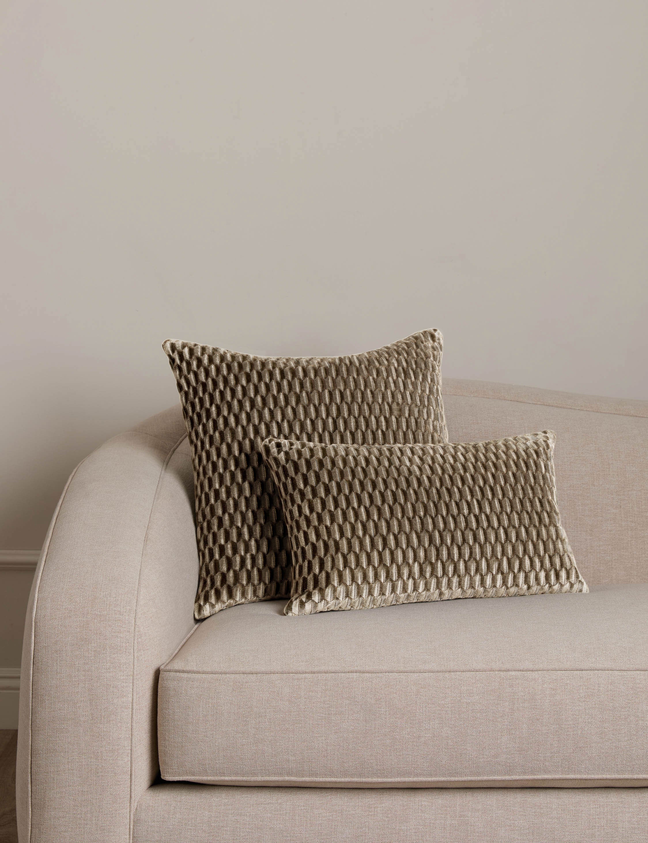#color::fawn #style::square #style::lumbar