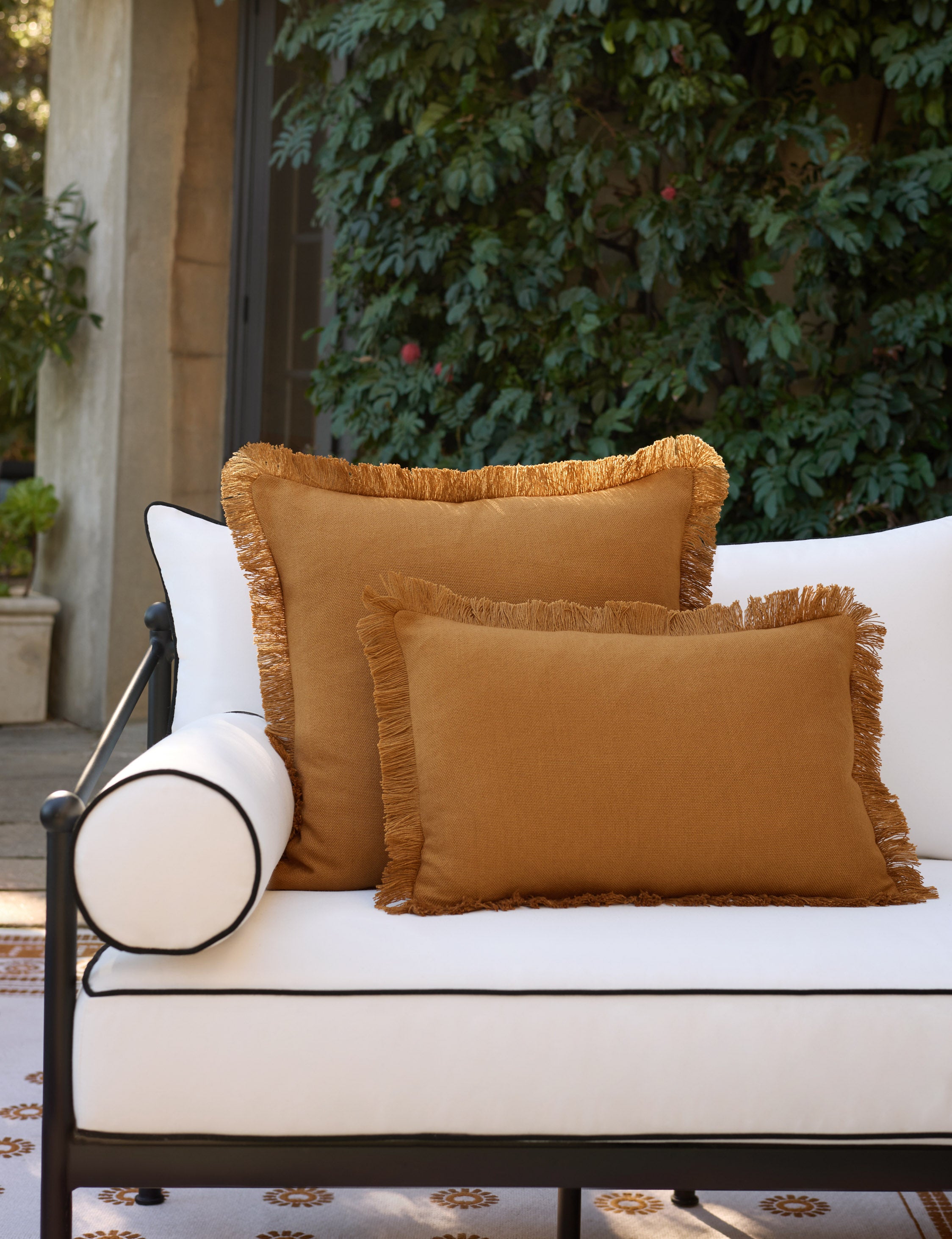 #color::deep-ochre #style::lumbar #style::square #fill-type::polyester