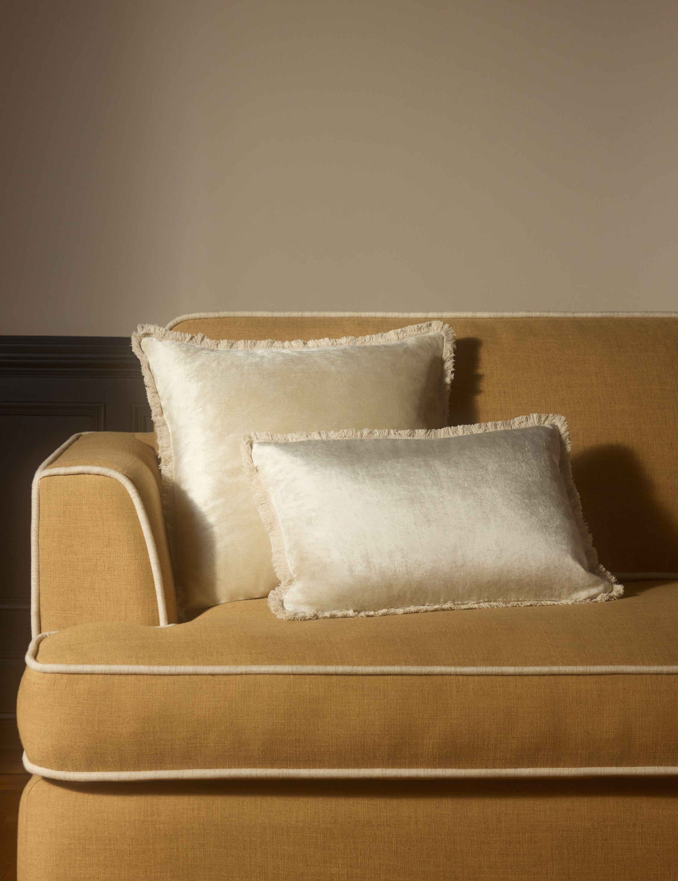 #color::champagne #style::square  #style::lumbar