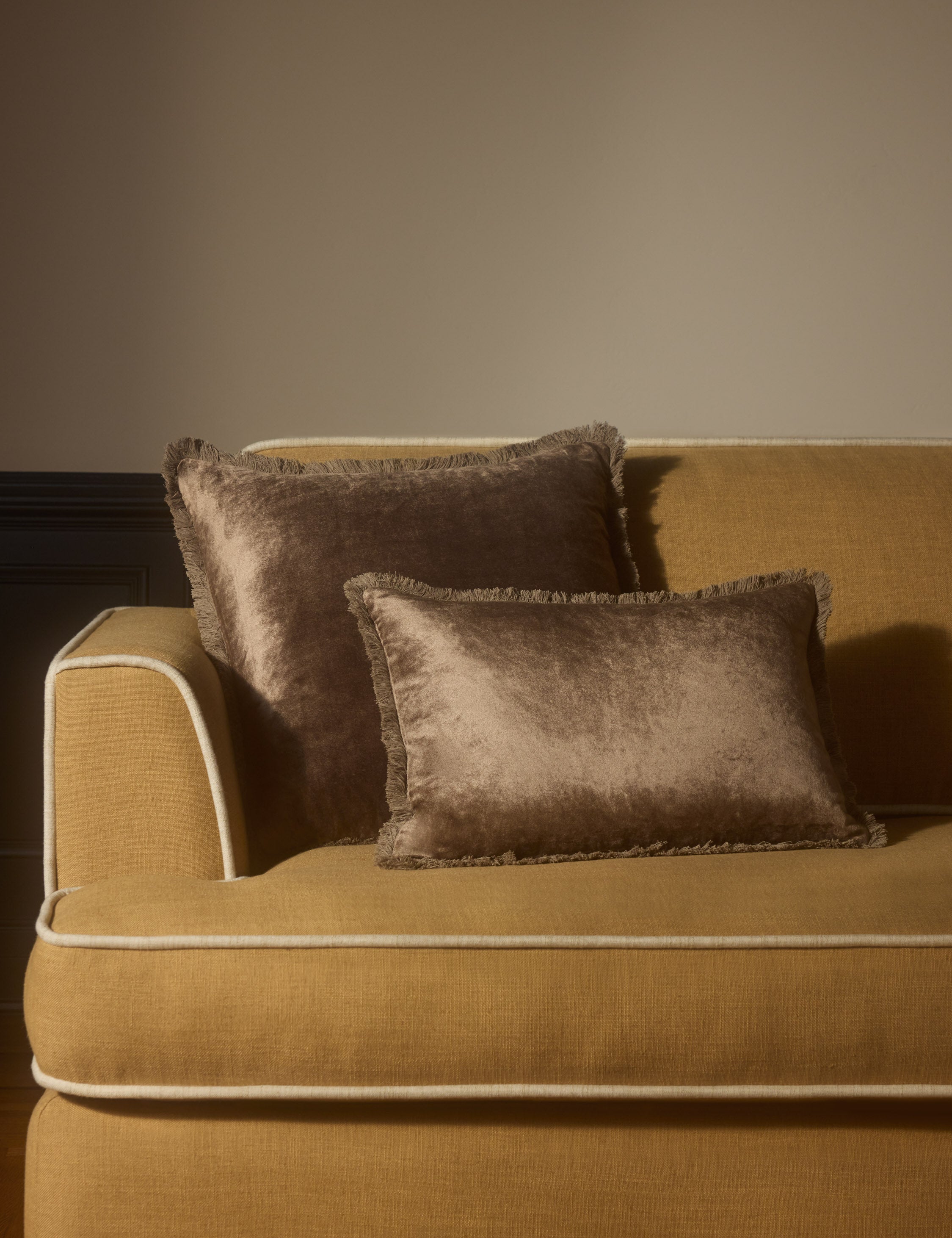 #color::taupe #style::lumbar #style:square
