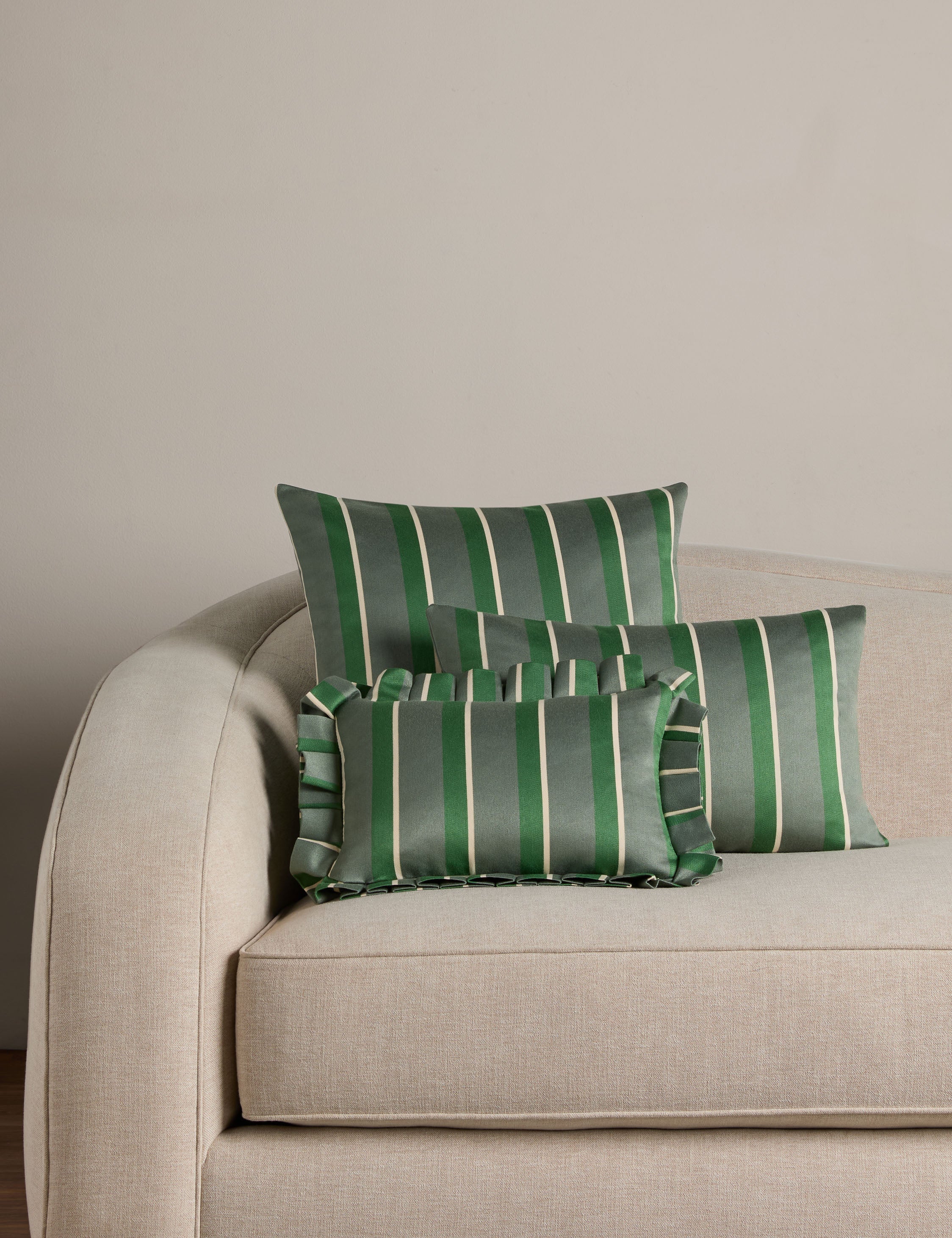 #color::green #style::square #style::lumbar #style::mini-lumbar #fill-type::with-feather-down-insert
