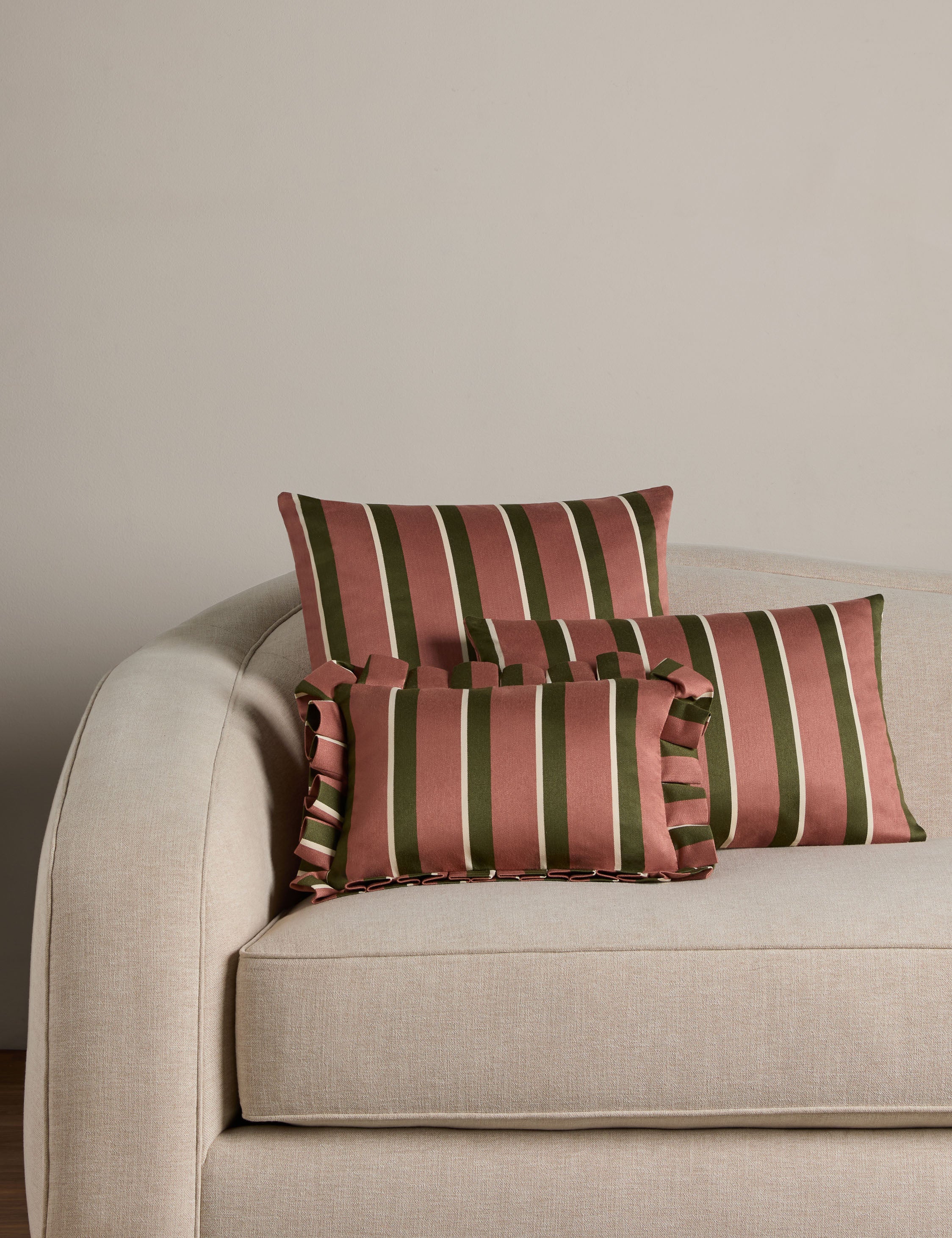 #color::pink #style::square #style::lumbar #style::mini-lumbar #fill-type::with-feather-down-insert