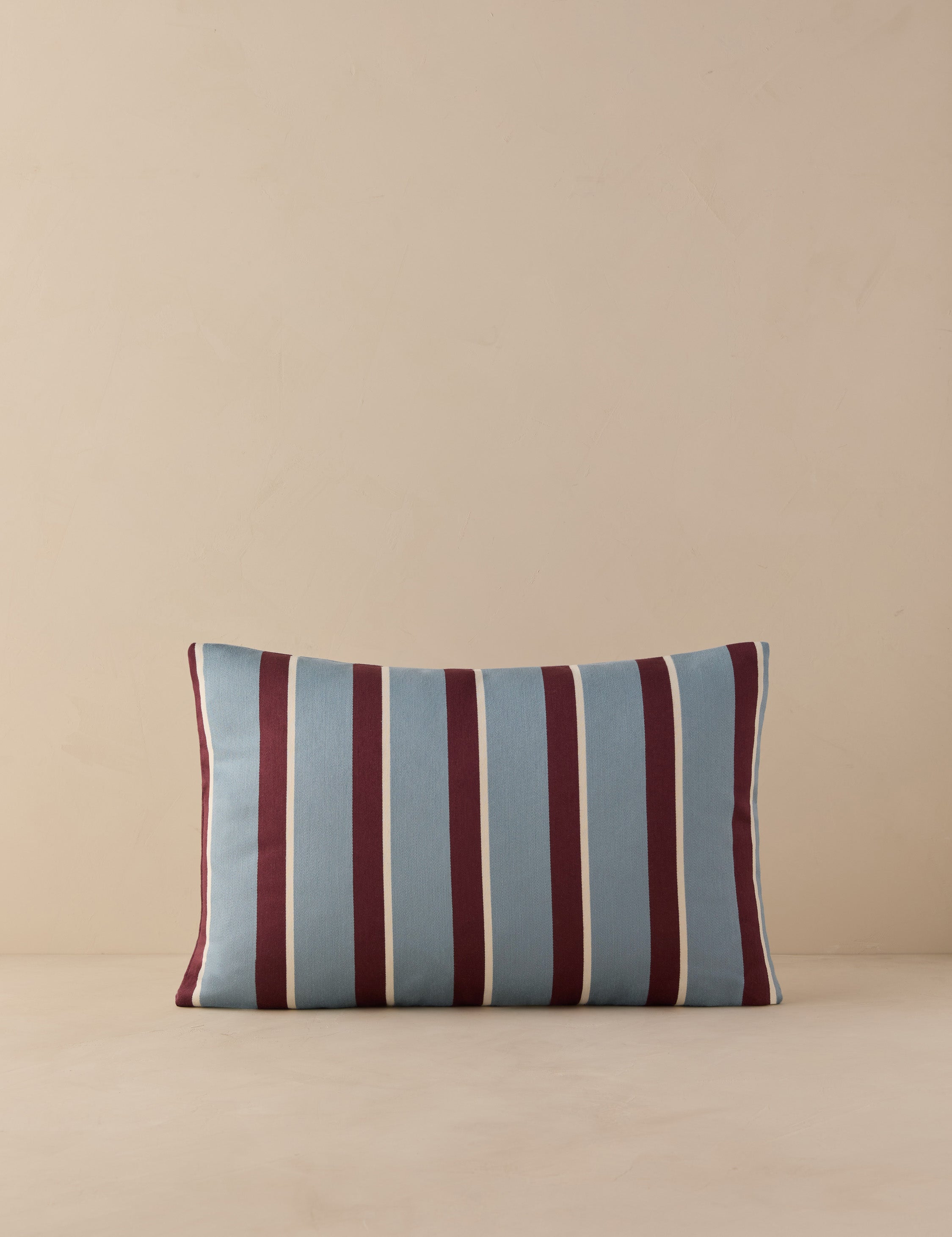 #color::blue #style::lumbar #fill-type::with-feather-down-insert