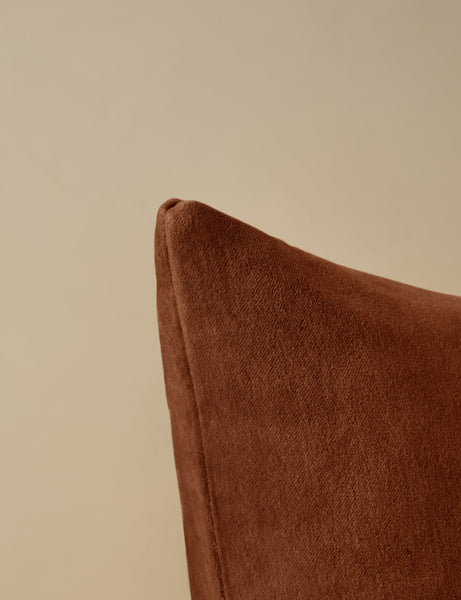 #color:chestnut #style::lumbar #style::square #fill type::with-feather-down-insert  #fill type::pillow-cover-only 