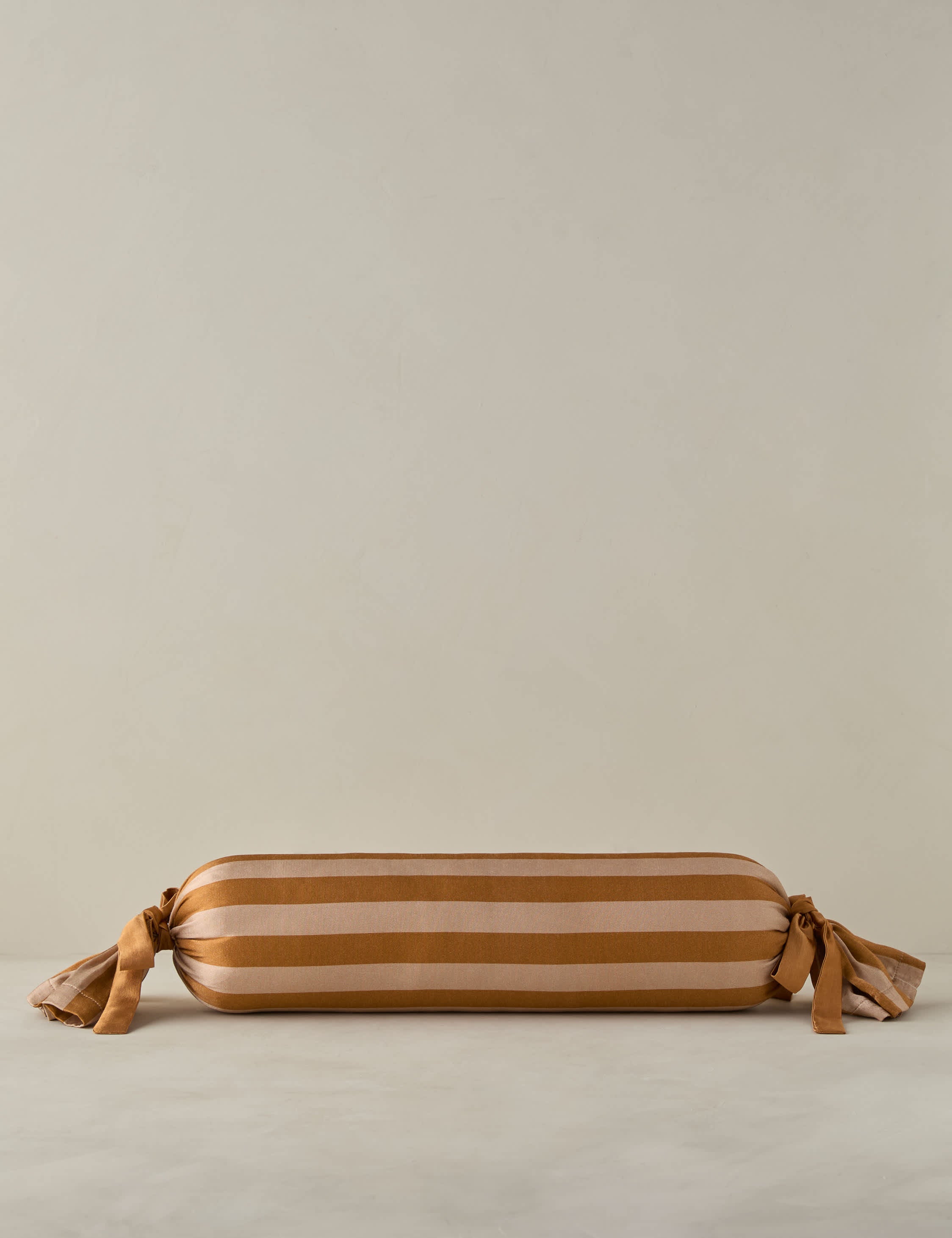 #color::gold-and-champagne #style::bolster