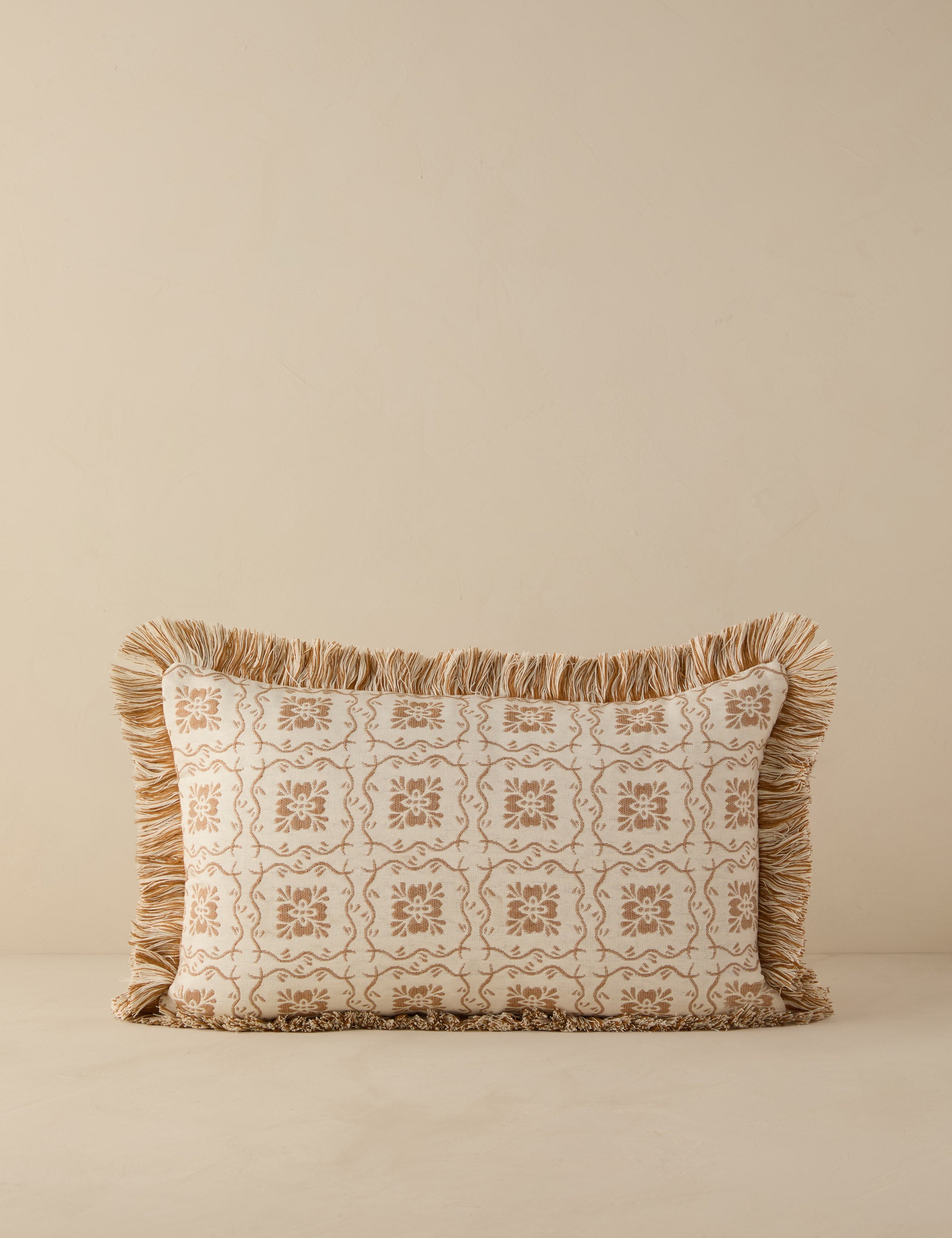 #color::deep-ochre #style::lumbar #fill-type::polyester