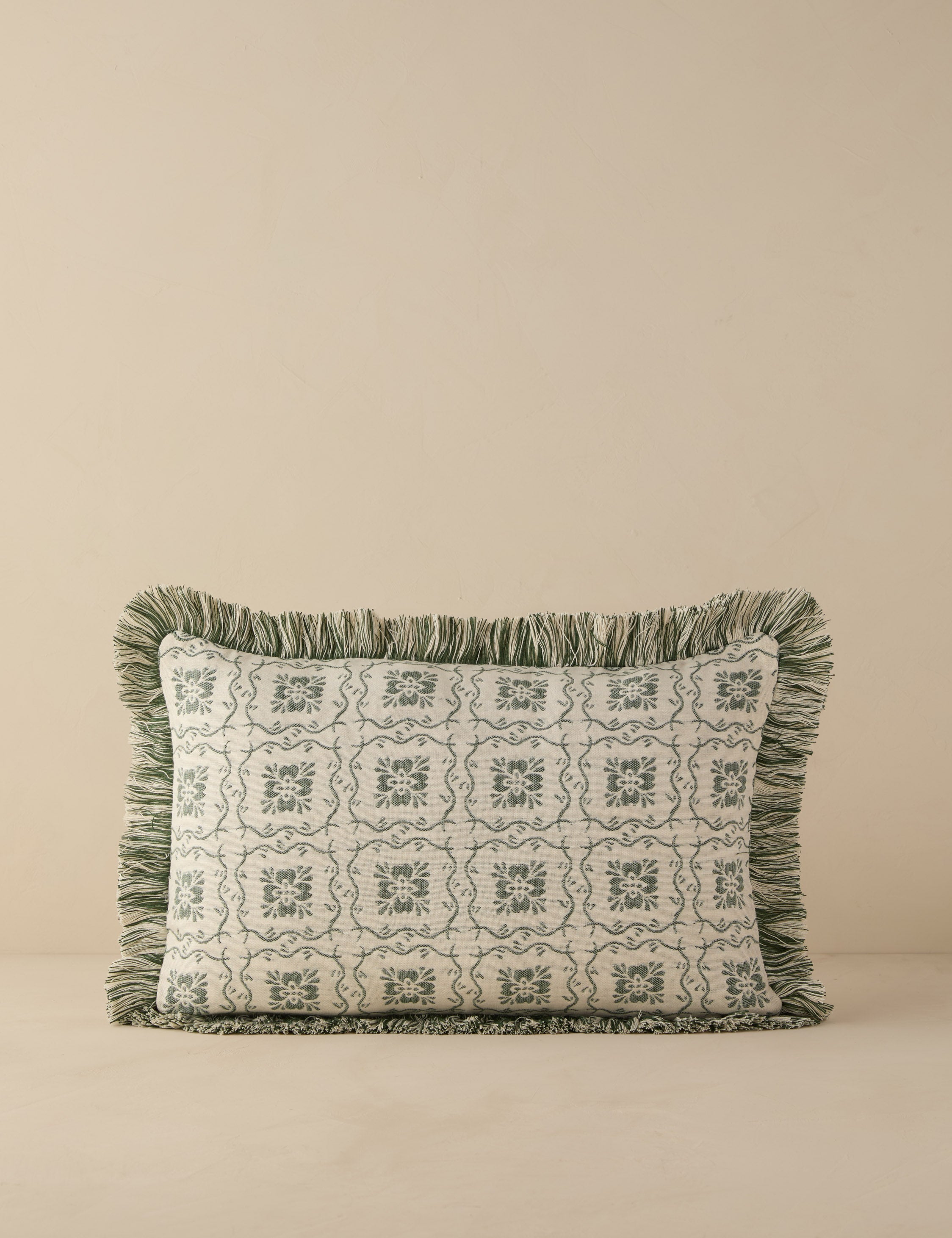 #color::emerald #style::lumbar #fill-type::polyester