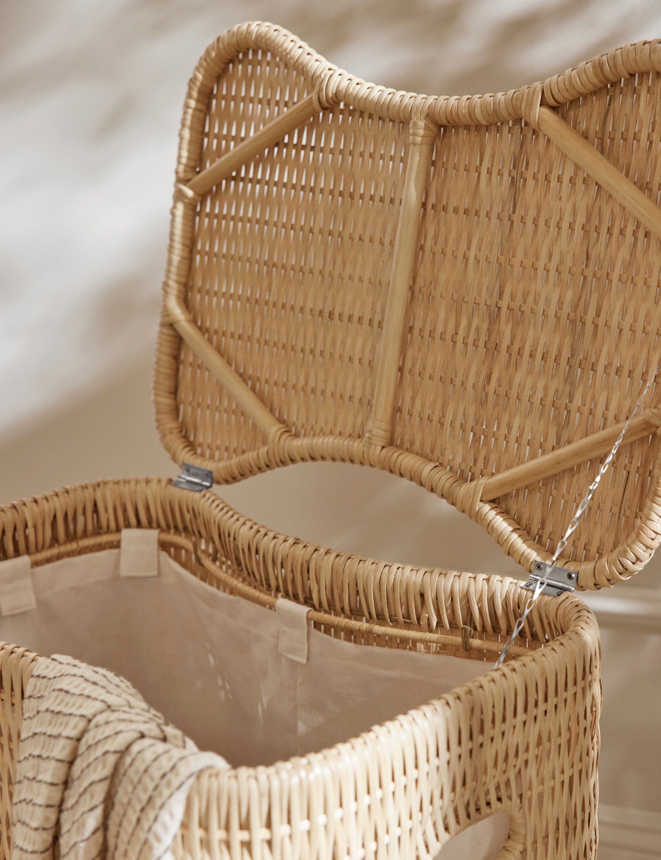 Howell Hamper