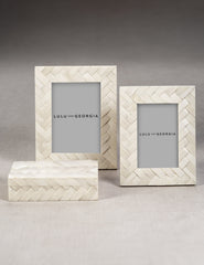 #color::white #size::4--x-6- #size::5--x-7-