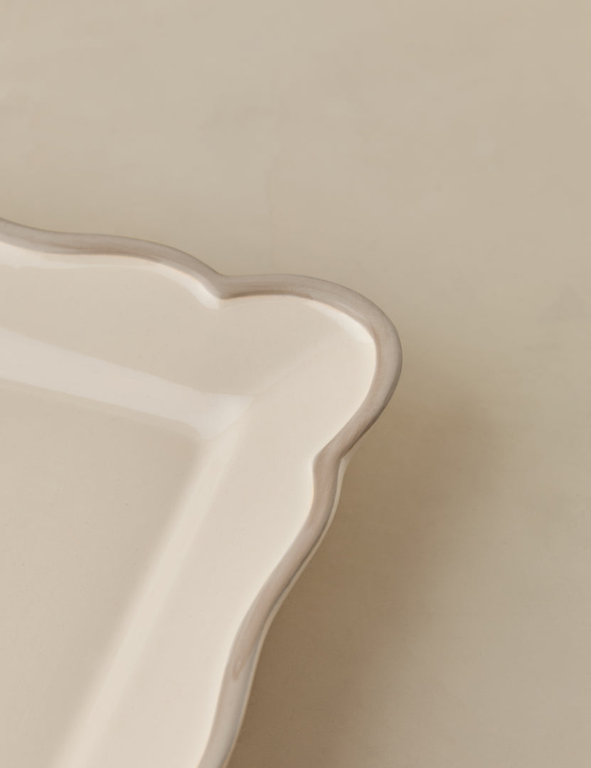 #color:silvia-in-gray #style::rectangular-platter