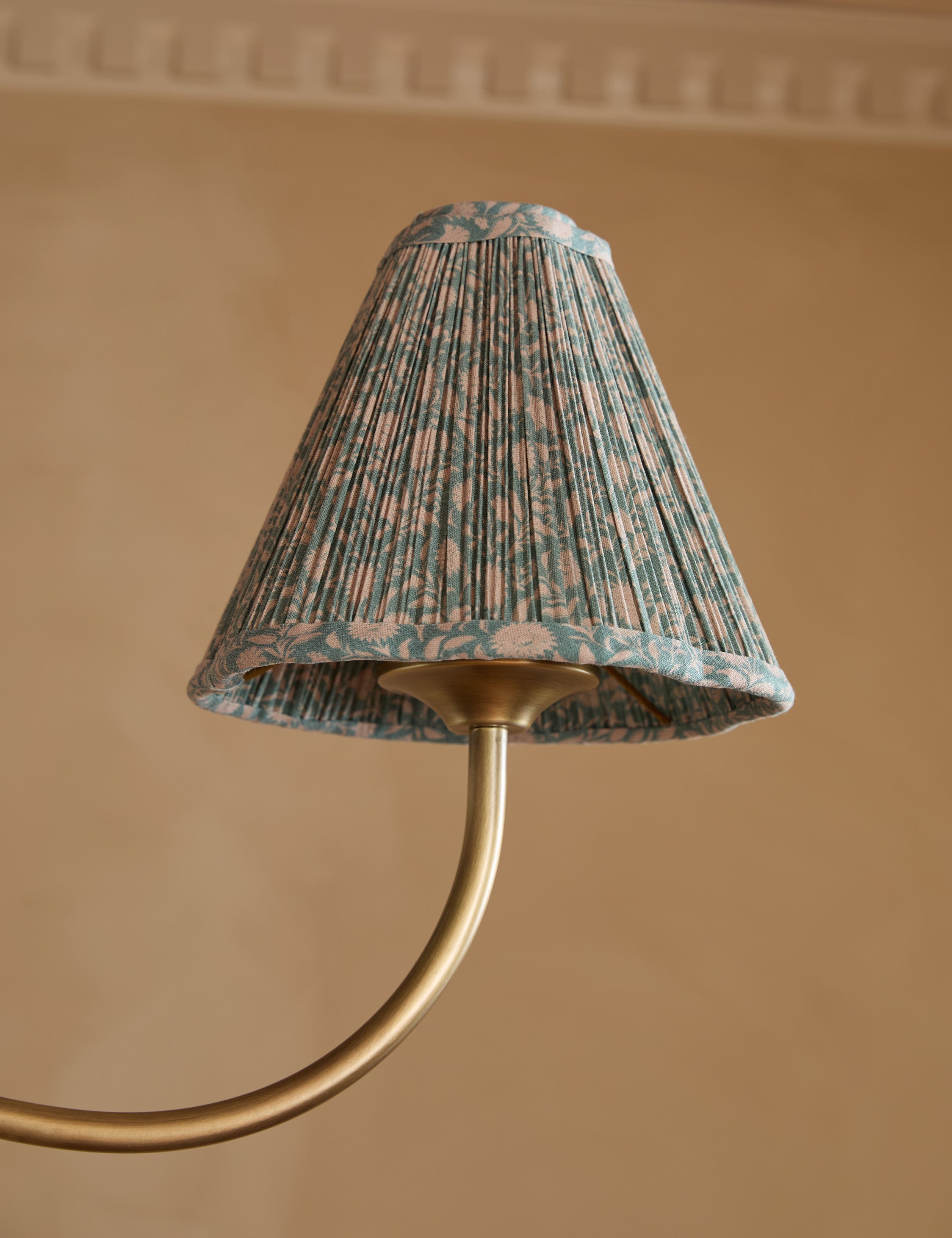 Lulu and Georgia Jordan Linear Chandelier - Thumbnail 2