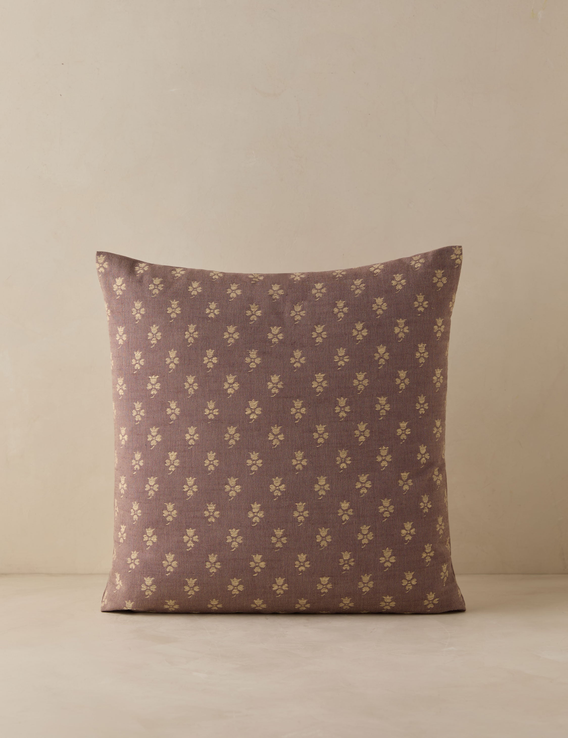 #color::plum-and-sand #style::square #fill type::with-feather-down-insert 