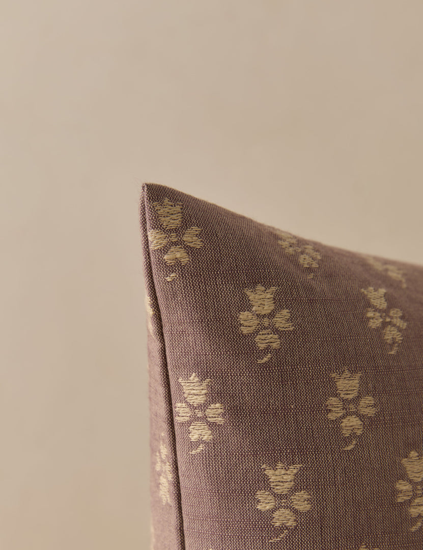 #color::plum-and-sand #style::square #fill type::with-feather-down-insert 