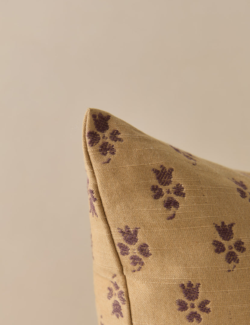 #color::sand-and-plum #style::square #fill type::with-feather-down-insert 