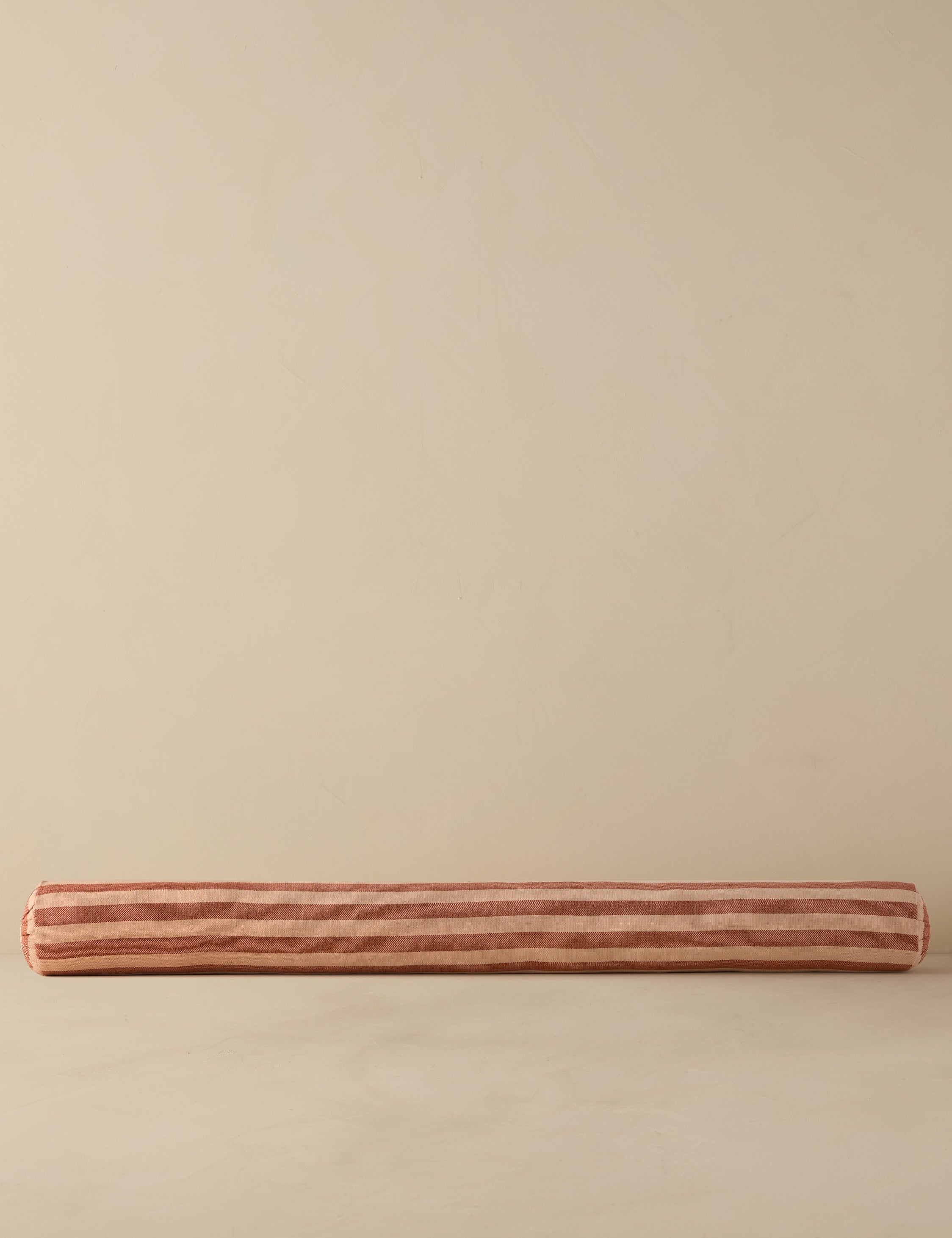 #color::rust #style::long-bolster #fill-type::polyester