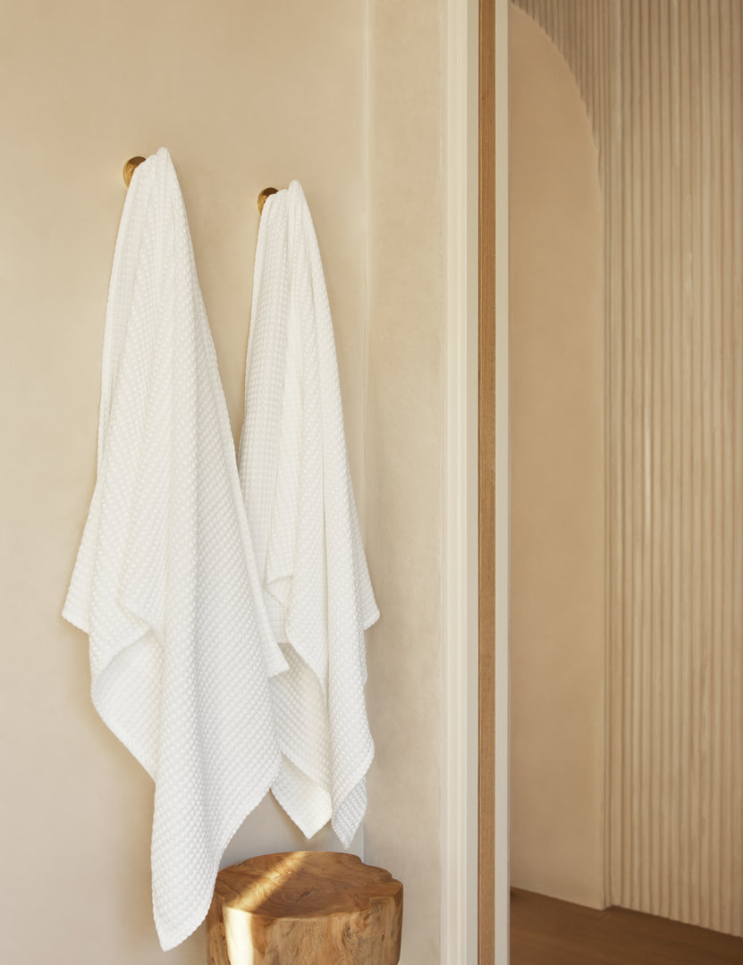 #color::white #style::bath-towel
