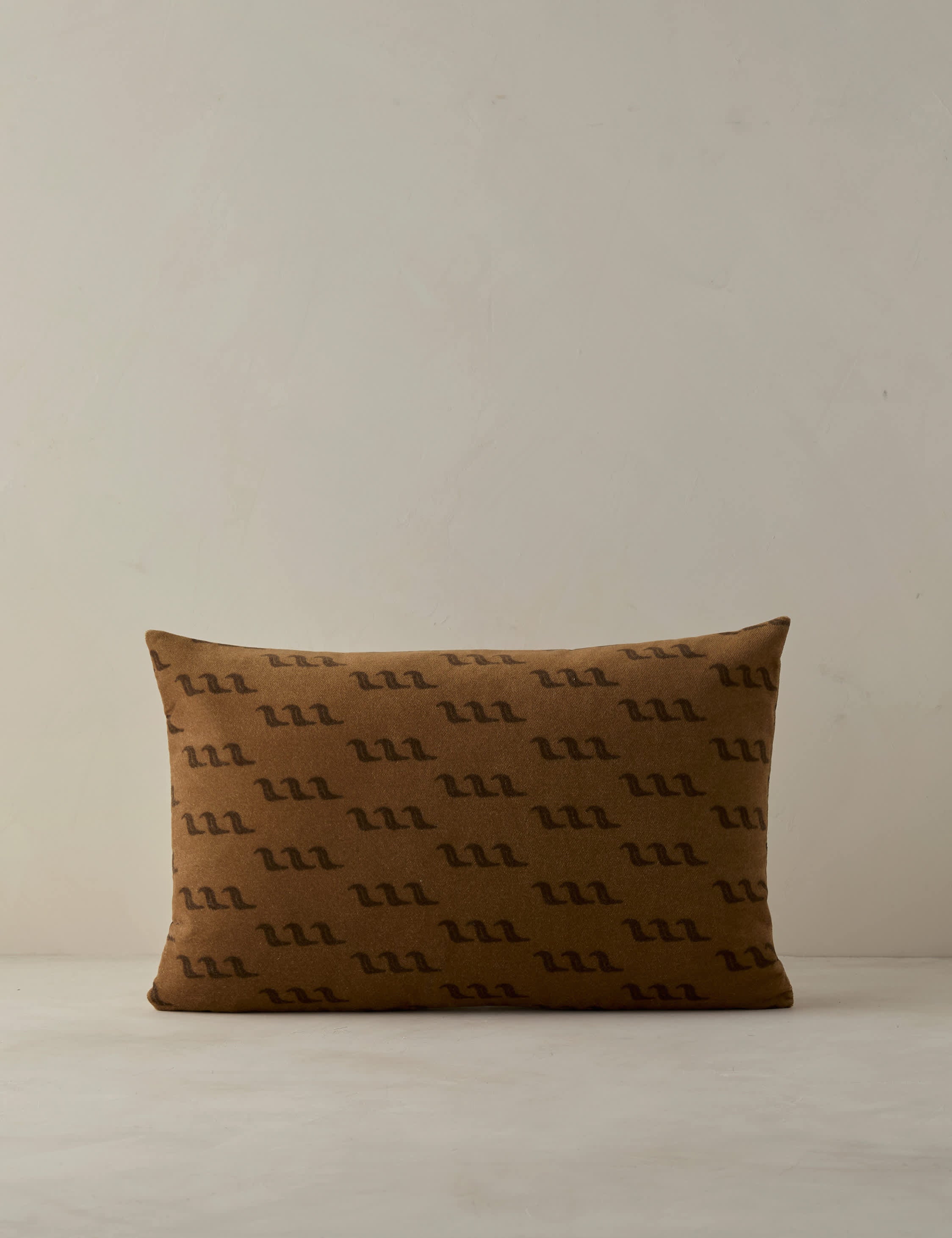 #color::camel #style::lumbar #fill::with-feather-down-insert #fill::pillow-cover-only