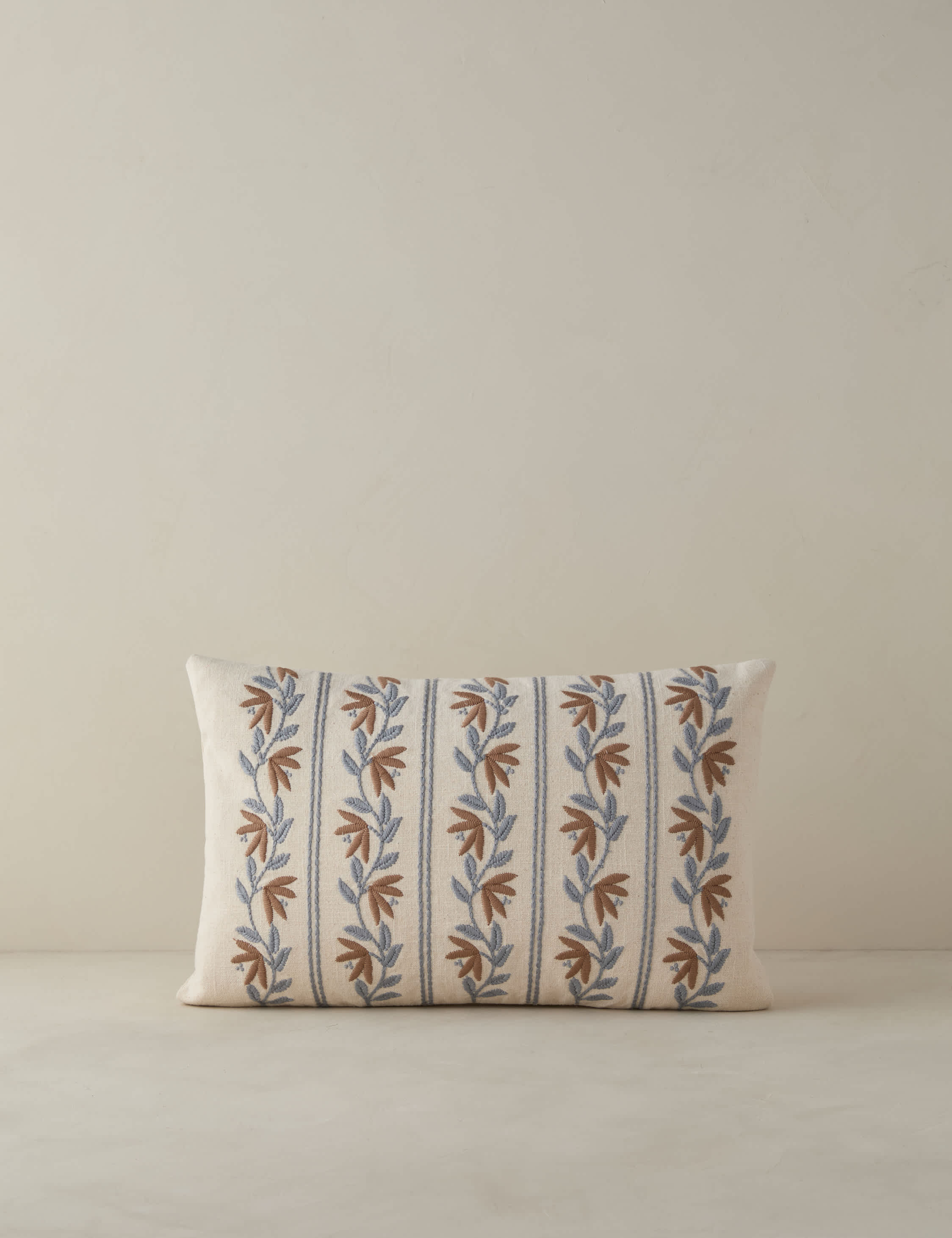 #color::natural-and-blue #style::lumbar #fill-type::pillow-cover-only #fill-type::with-feather-down-insert