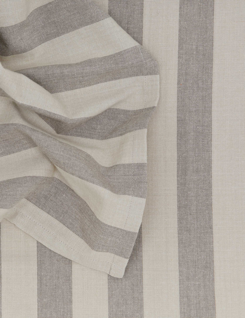 #color::light-gray-+-dark-gray #style::napkin--set-of-4