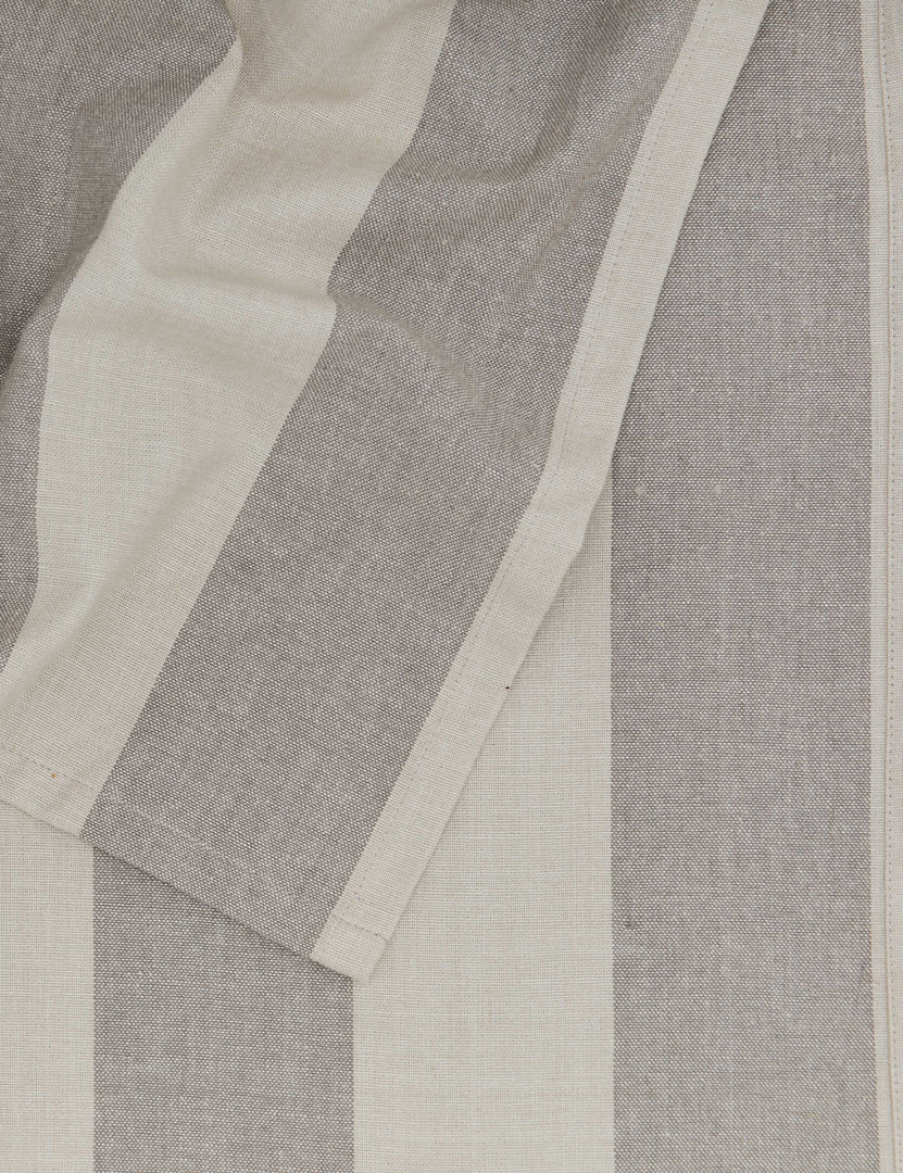 #color::light-gray-+-dark-gray #style::tablecloth