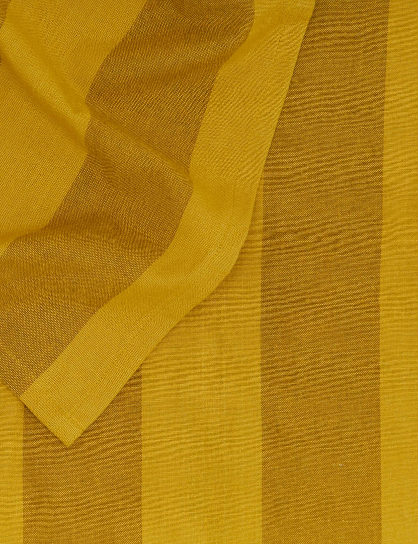 #color::mustard-+-bronze #style::tablecloth