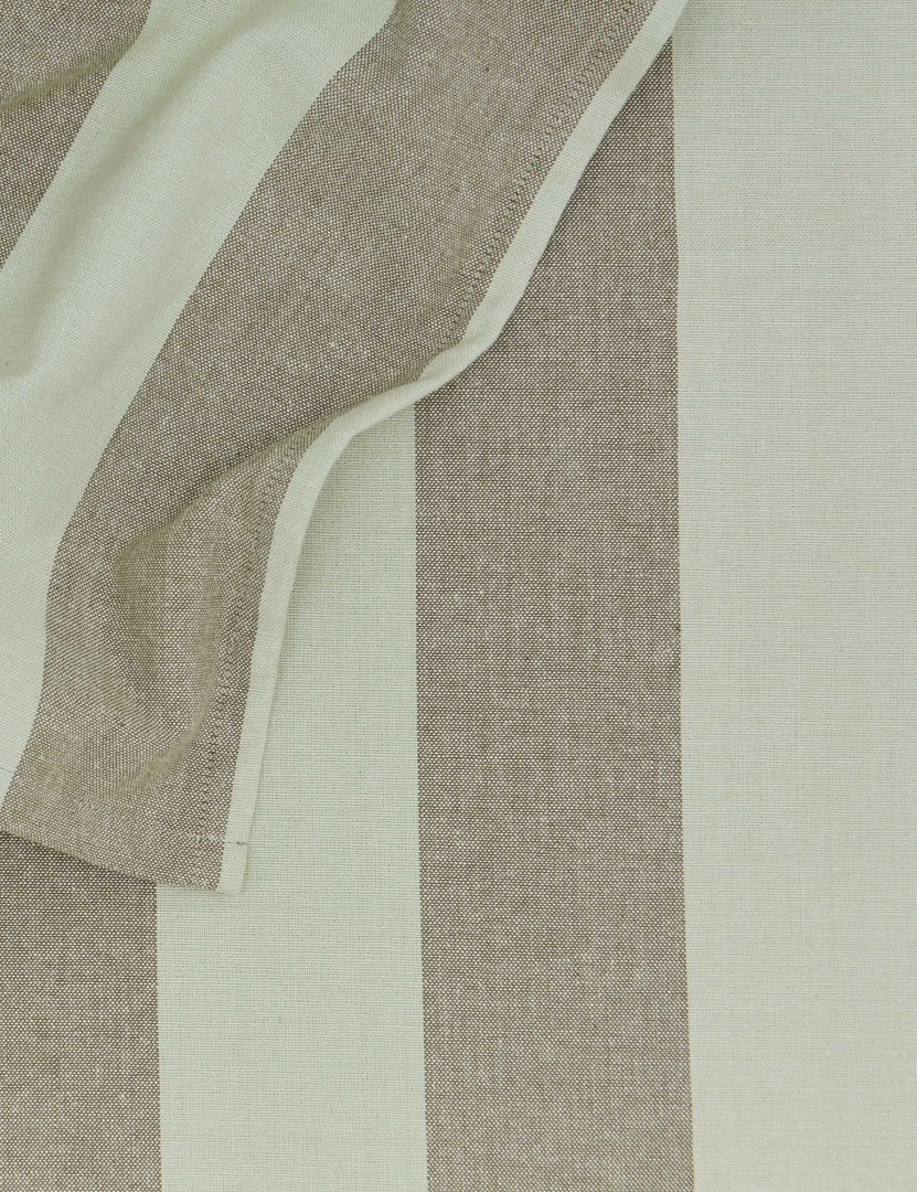 #color::olive-+-sage #style::tablecloth
