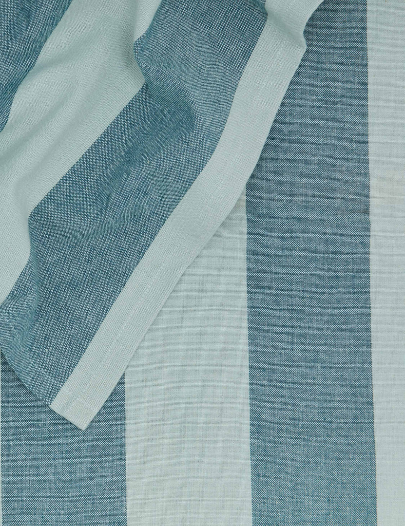 #color::sky-+-peacock #style::tablecloth