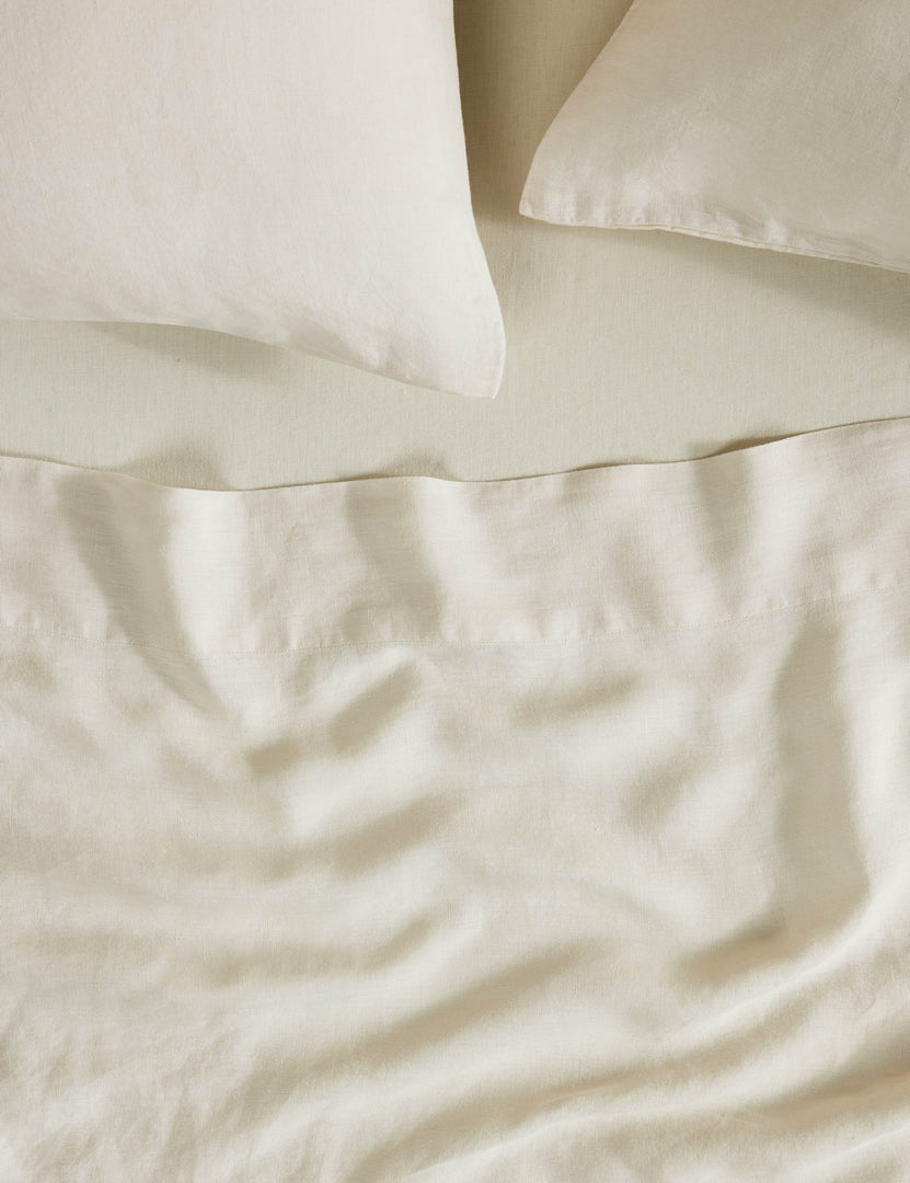 #color::cream #size::queen #size::king | Close up view of the Essie soft, breathable hemp sheet set in cream