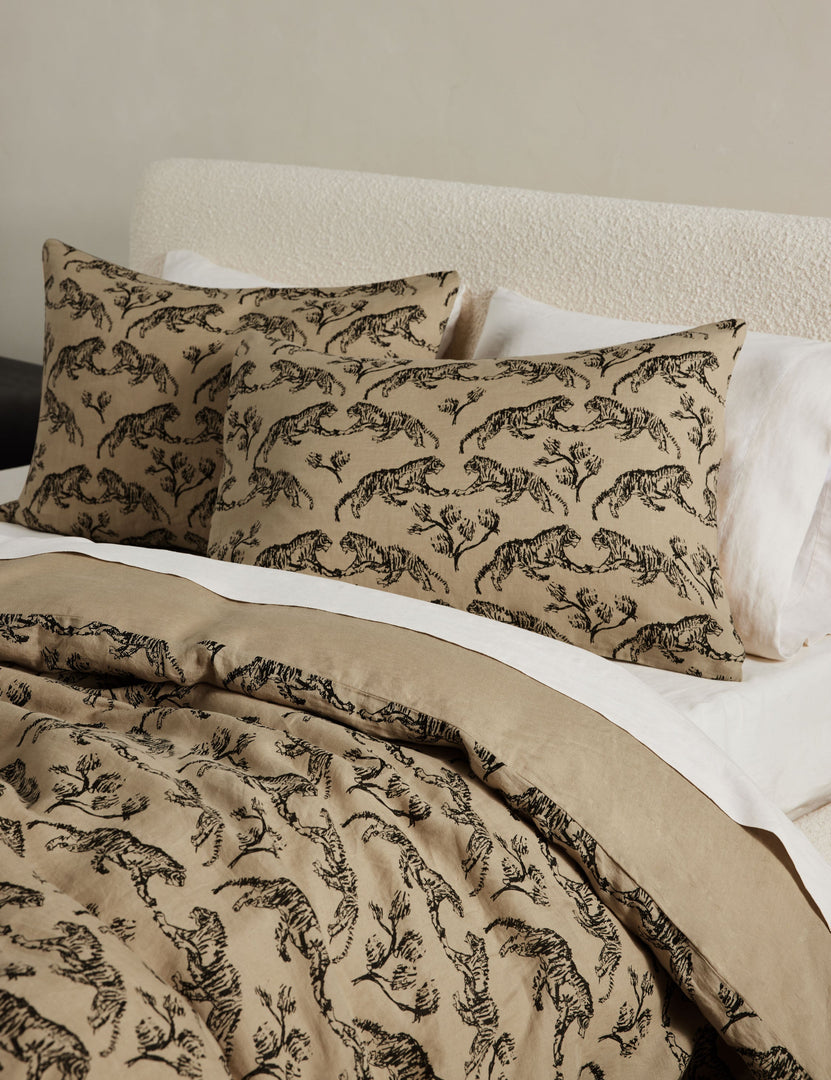 #size::full-queen #size::king-cal-king | Closer view of the details of the Tiger hemp fabric duvet cover