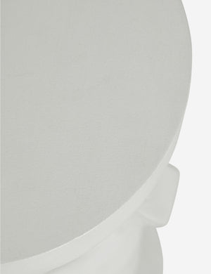 Close-up of the top of the toivo short pedestal