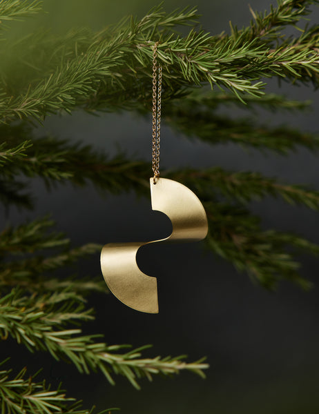 #style::invert | Split-circle shaped Polished Brass Ornament by Circle & Line