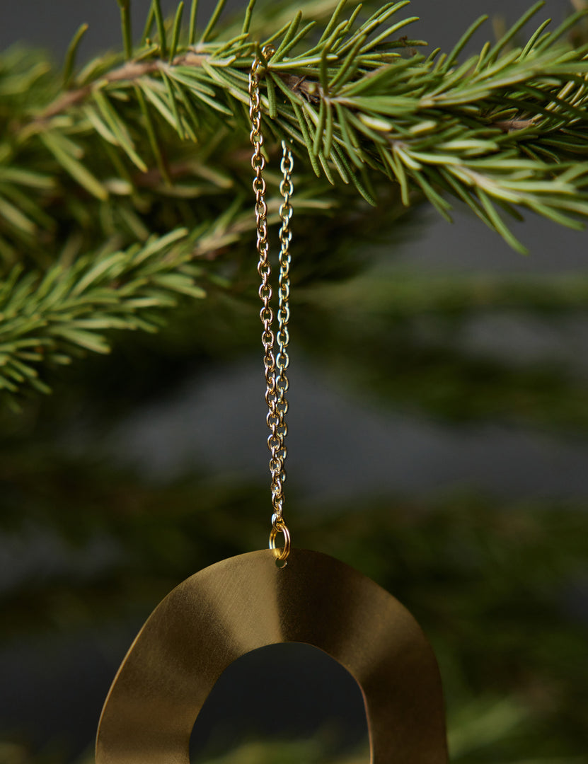 #style::ripple | Close up of the brass chain on the Circle-shaped Polished Brass Ornament