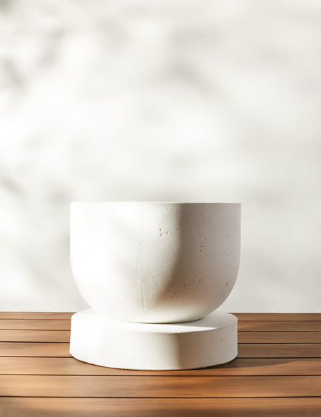 #size::small | Dreama white Indoor and Outdoor Planter with a disc base