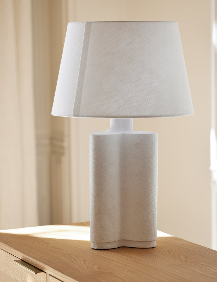 #color::white | Video of the Duffy white table lamp 