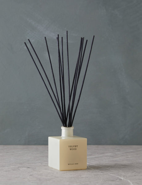 #color::cream #style::reed-diffuser #scent::velvet-wood