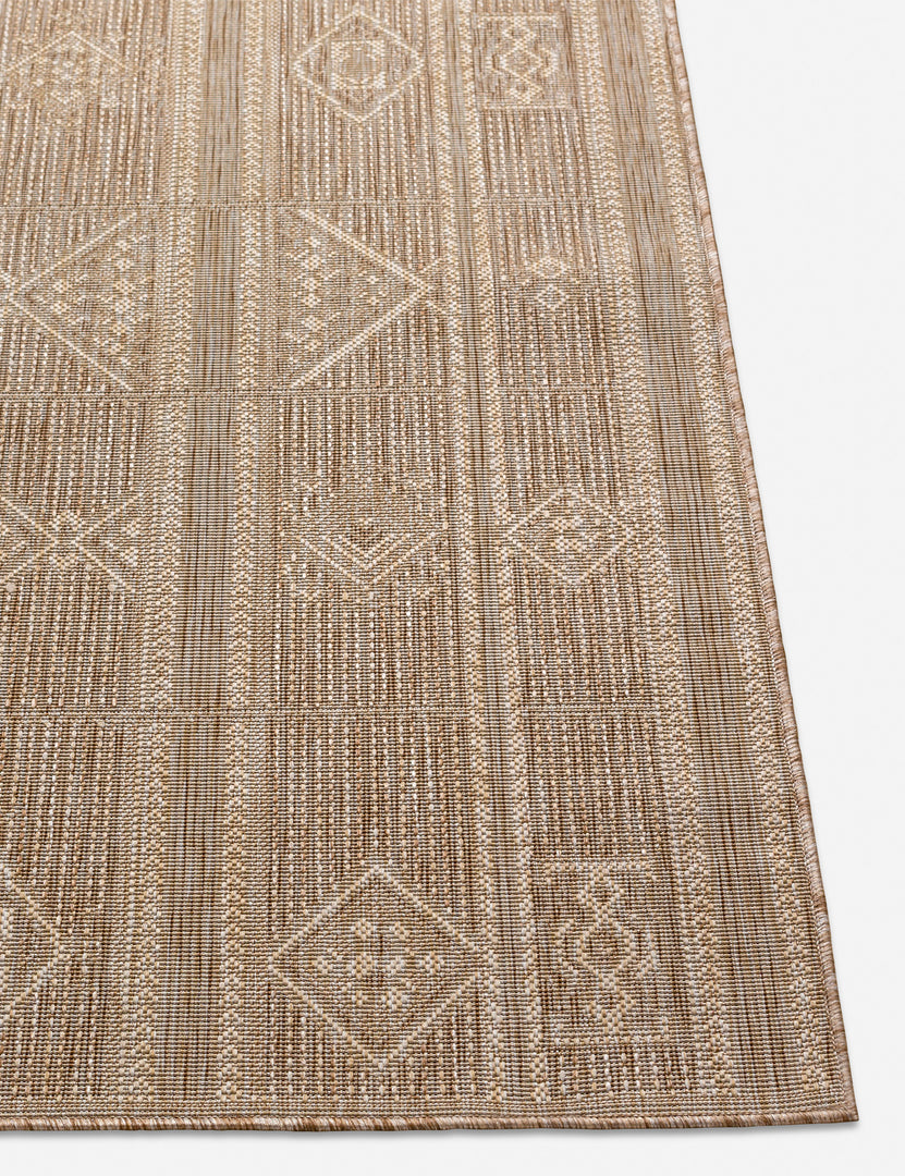#color::taupe #size::5-3--x-7- #size::6-7--x-9- #size::7-10--x-10- #size::9-2--x-12- | Close-up of the Yamina taupe indoor and outdoor rug