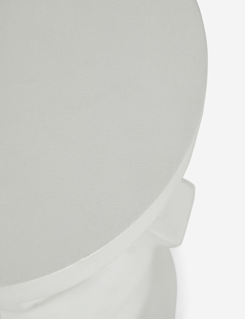 #size::short | Close-up of the top of the toivo short pedestal