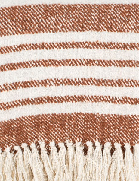 #color::cognac | Close-up of the edge of the Elulia woven two-tone cognac throw with fringed ends