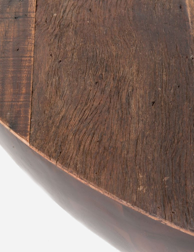 | Close-up of the rim of the Orseline wooden round coffee table