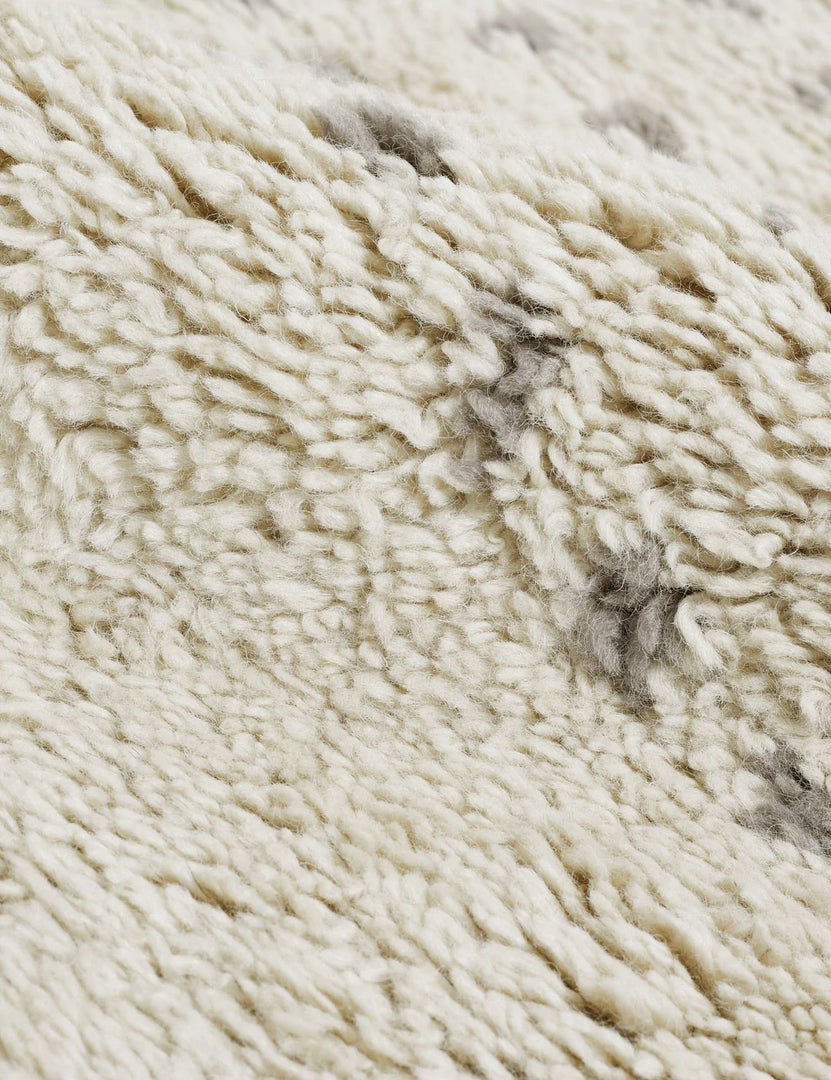 #size::6--x-9- #size::8--x-10- #size::9--x-12- #size::10--x-14- #size::12--x-15- | Detailed view of the plush wool fabric on the Rina wool moroccan rug