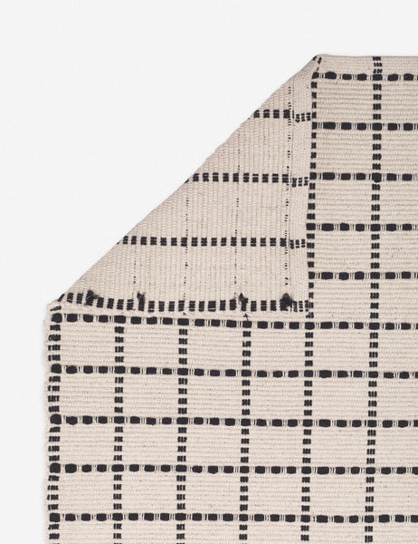 #size::1-9--x-2-10- #size::2--x-5- | Corner-shot of the Sebou natural and black dotted machine washable mat